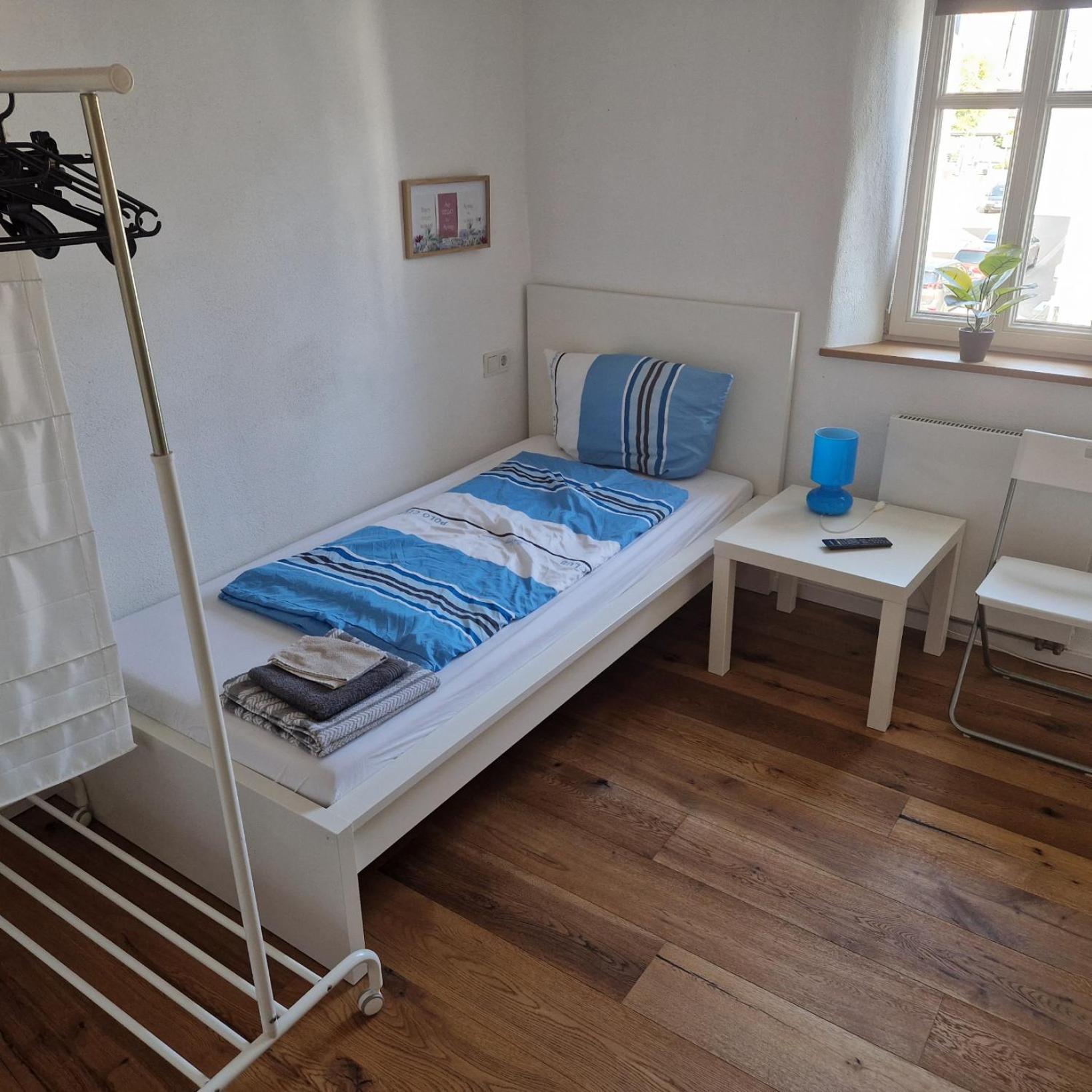 Apartments & Moeblierte Zimmer In Kahl Am Main, Kontaktloser Self Check-In, W-Lan, Schreibtisch, Duschbad, Kuechenzeile, Pkw-Plaetze Phòng bức ảnh